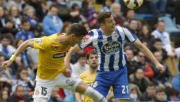 H&eacute;ctor Moreno y Oriol Riera pugnan por un bal&oacute;n a&eacute;reo, en Riazor, la &uacute;ltima salida del Espanyol hasta la fecha.