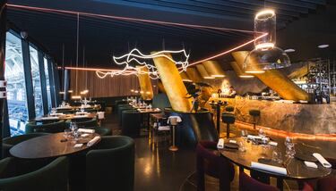 El salón principal de KŌ, con vistas al Santiago Bernabéu.