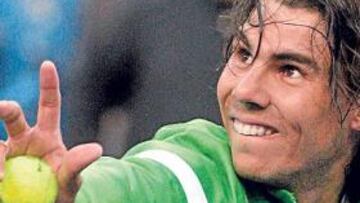 <b>GRACIAS, CHICOS. </b>En Miami, Rafa Nadal lanza bolas autografiadas a esa afición que tanto le quiere...