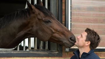 El exfutbolista inglés Michael Owen con un caballo.