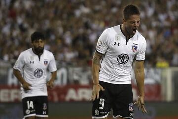 El jugador de Colo Colo Octavio Rivero, derecha, celebra su gol contra Alianza de Lima durante el partido amistoso en el estadio Monumental de Santiago, Chile.