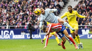 El portero brasile?o del Villarreal coch fuertemente con el delantero argentino del Atltico de Madrid en el minuto 31 de la primera mitad del encuentro. Los jugadores del conjunto colchonero protestaron airadamente pero el colegiado del encuentro, 
Snchez Martnez, interpret que el portero lleg antes al baln.