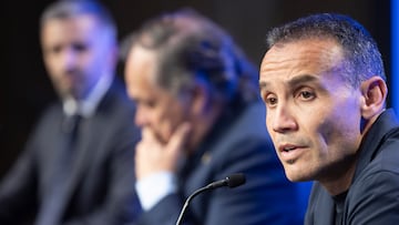 SAN SEBASTIÁN, 29/05/2025.-La Real Sociedad inicia una nueva etapa, tras la marcha de Imanol Alguacil y Roberto Olabe, con la presentación este jueves del nuevo entrenador, Sergio Francisco (d), y del nuevo director de fútbol, Erik Bretos (i), a quienes acompaña el presidente, Jokin Aperribay (c). EFE/Javier Etxezarreta