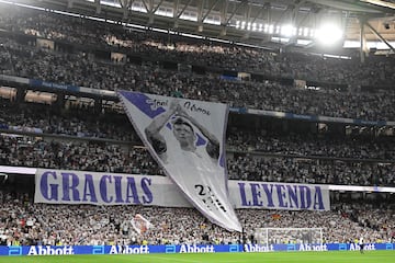 Toni Kroos, recibe el reconocimiento de los jugadores de ambos equipos y aficionados en el estadio Santiago Bernab¨¦u. En la imagen, una gigantesca pancarta en forma de bander¨ªn de capit¨¢n y la frase, 'gracias, leyenda'.