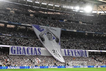 Toni Kroos, recibe el reconocimiento de los jugadores de ambos equipos y aficionados en el estadio Santiago Bernabéu. En la imagen, una gigantesca pancarta en forma de banderín de capitán y la frase, 'gracias, leyenda'.