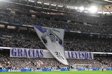 Toni Kroos, recibe el reconocimiento de los jugadores de ambos equipos y aficionados en el estadio Santiago Bernabéu. En la imagen, una gigantesca pancarta en forma de banderín de capitán y la frase, 'gracias, leyenda'.