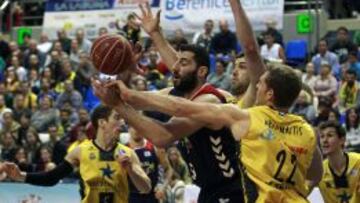 Bourousis, defendido por Abromaitis.