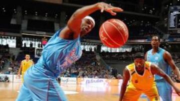 <b>UN TODOTERRENO. </b>Tariq Kirksay salva un balón; Jakim Donaldson, Lamont Barnes y Jayson Granger le observan.