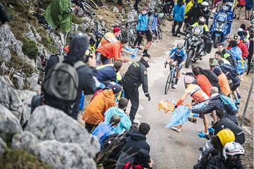 Los ms veteranos en el ciclismo nunca vieron nada parecido. Miguel ?ngel Superman Lpez, que marchaba tercero en la general y haba conquistado la etapa reina del Gamoniteiro, se bajaba a un da de llegar a Santiago. Camino de Mos se descolg y se frustr por lo que consider poca ayuda del equipo en favor de Enric Mas. Su final con el equipo espa?ol que termin en un cruce de declaraciones que an sigue candente.