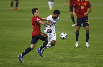 Pau Torres y Serge Gnabry.