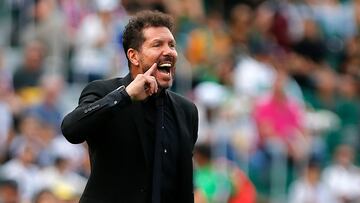El entrenador del Atl¨¦tico de Madrid, Diego Simeone da instrucciones a sus jugadores durante el partido de LA Liga Santander que el Elche y el Atl¨¦tico de Madrid disputan este domingo en el estadio Mart¨ªnez Valero de Elche (Alicante).
