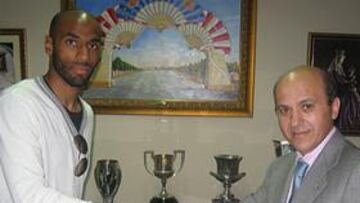 <b>ACUERDO. </b>Kanouté y Del Nido, tras firmar el nuevo contrato.
