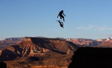 El polaco Szymon Godziek pierde el control de su bicicleta durante un salto en el Red Bull Rampage en el parque nacional de Zion.