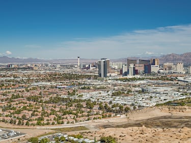 En el desierto de Mojave, Las Vegas nació como un pequeño asentamiento y se transformó en la capital mundial del entretenimiento. Sus luces y casinos contrastan con la inmensidad árida que la rodea.