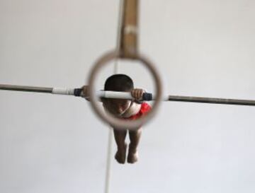 Un niño entrena en la barra horizontal en la escuela deportiva en Jiaxing, provincia de Zhejiang, China.