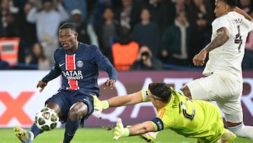 Paris Saint-Germain's Portuguese defender #25 Nuno Mendes (L) shoots to score Paris Saint-Germain's third goal during the UEFA Champions League Quarter final first leg football match between Paris Saint-Germain (FRA) and Aston Villa (ENG) at the Parc des Princes stadium in Paris on April 9, 2025. (Photo by Bertrand GUAY / AFP)