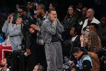 Stephen Curry, estrellas de los Golden State Warriors, reacciona durante el Concurso de Triples.