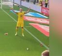 Le cae de todo a Haaland durante su celebración y su reacción se ha hecho viral...