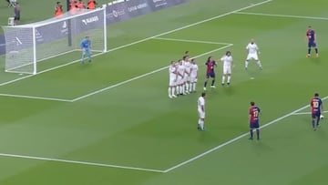 Ronaldinho no pierde la magia: el brasileño le anotó este golazo al Madrid con 44 años