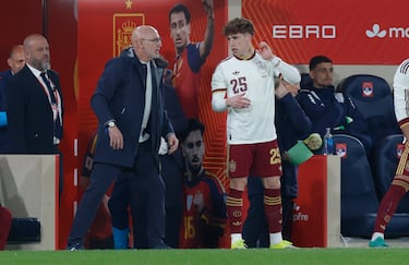 Víctor Muñoz recibe las indicaciones de Luis de la Fuente instantes antes de saltar al campo.