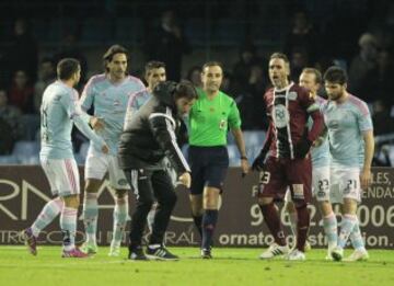 Lío monumental en Balaídos tras la acción del jugador celeste Planas sobre Abel, jugador del Córdoba. El colegiado señaló penalti y, a instancias de su linier, se retractó pitando falta en ataque. Berizzo fue expulsado.