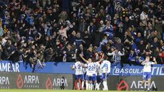 Los jugadores del Zaragoza celebran un gol con su afición en La Romareda.