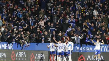 Los jugadores del Zaragoza celebran un gol con su afición en La Romareda.
