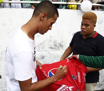 La cancha sintética Villa del Socorro, del barrio Andalucía en Medellín, recibió a varios jugadores profesionales de los equipos antioqueños. Sebastián Gómez, Andrés Ricaurte, Neider Moreno, Daniel Muñoz, entre muchos más.