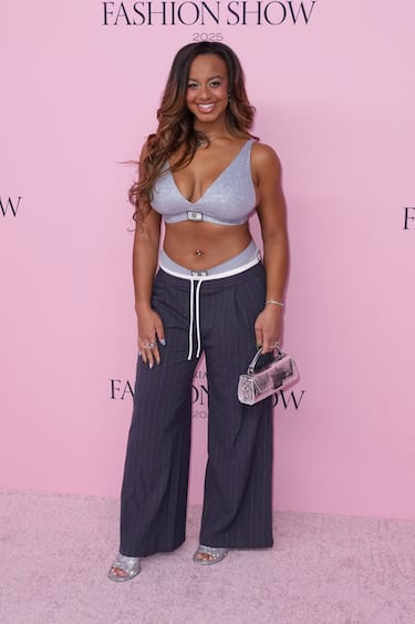 Nia Sioux posa en la alfombra del Victoria's Secret Fashion Show 2025.