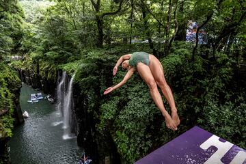 Pocas cosas puedan comparase en belleza a una imagen en la que se mezclen deporte y naturaleza. Para muestra, esta fotografía, en la que la australiana Xantheia Pennisi salta desde la plataforma de 21 metros durante el último día de competición de la cuarta parada de la Serie Mundial de Red Bull Cliff Diving en Takachiho (Japón).