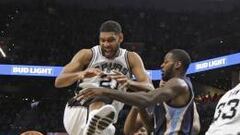 Tim Duncan ante Jarell Martin en el San Antonio Spurs-Memphis Grizzlies.