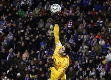 Courtois realiza una parada ante el Valladolid.