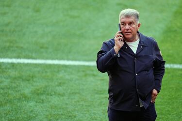 Joan Laporta charla por teléfono antes de la final de la Copa del Rey que enfrentó a Barcelona y Real Madrid en el Estadio de La Cartuja en Sevilla.