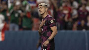 Alan Pulido durante un partido de la Selección Mexicana