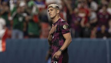 Alan Pulido durante un partido de la Selecci&oacute;n Mexicana