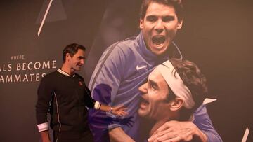 Imposible no quererlo: Federer bromea con un cartel de Nadal