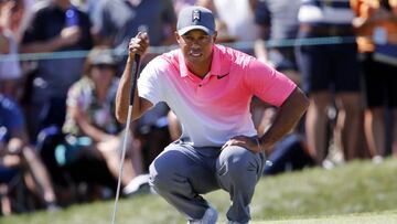 Tiger Woods se atasca y est¨¢ a siete golpes de la cabeza