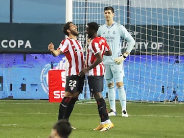 0-1. Raúl García celebró el pirmer gol con Iñaki Williams.