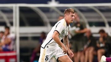 Kroos conduce el balón durante el partido.