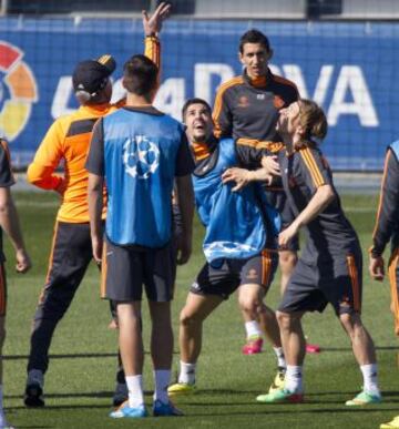 Isco y Modric pugnan por un balón lanzado al aire por Ancelotti.