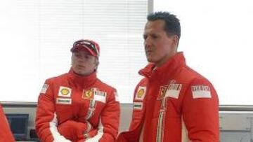<b>CON PERMISO DE MASSA. </b>Raikkonen, con Schumacher, y Massa en el coche, este invierno.