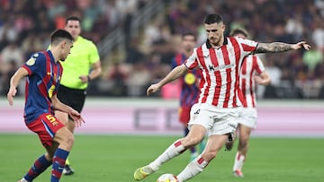 Athletic Bilbao's Spanish midfielder #08 Oihan Sancet is marked by Barcelona's Spanish defender #05 Pau Cubarsi during the Spanish Supercup semi-final football match between FC Barcelona and Athletic Bilbao at King Abdullah Sports City�in Jeddah on January 7, 2026. (Photo by Fadel SENNA / AFP)