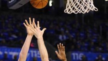 <b>EL GRAN GRIZZLY. </b>Marc Gasol termina el 'ganchito' ante Collison.