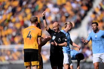 El defensor irlandés del Wolverhampton Wanderers, Nathan Collins, ha realizado una entrada sobre Jack Grealish durante el encuentro de hoy que le ha costado la roja directa.