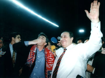 Jesús Gil celebra con el entrenador serbio Radomir Antić el doblete en 1996.