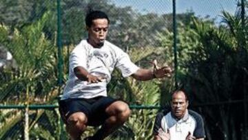 <b>EN EL AIRE. </b>Ronaldinho realiza ejercicios físicos, durante su recuperación en Porto Alegre, el viernes.