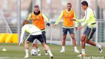 Benzema y Varane se unieron al grupo.