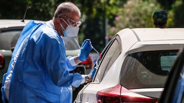 Rome (Italy), 17/08/2020.- Health workers wearing overalls and protective masks perform swab tests at the 'Santa Giovanni' hospital of the ASL Roma 1 health facilities in Rome, Italy, 17 August 2020. Italy has introduced mandatory coronavirus disease (COVID-19) testing for anyone arriving from Croatia, Greece, Spain and Malta in an attempt to avoid a spike of new cases. (Croacia, Grecia, Italia, España, Roma) EFE/EPA/ALESSANDRO DI MEO