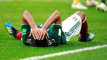 El delantero mexicano Vela reacciona durante el partido México-Suecia, del Grupo F del Mundial de Fútbol de Rusia 2018, en el Ekaterimburgo Arena de Ekaterimburgo, Rusia