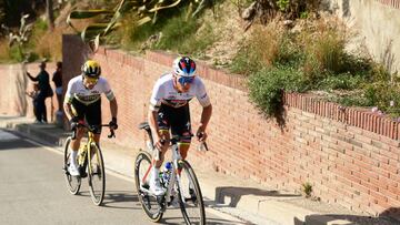 Remco Evenepoel, con Roglic a rueda, en la sexta etapa de la Volta a Catalunya.